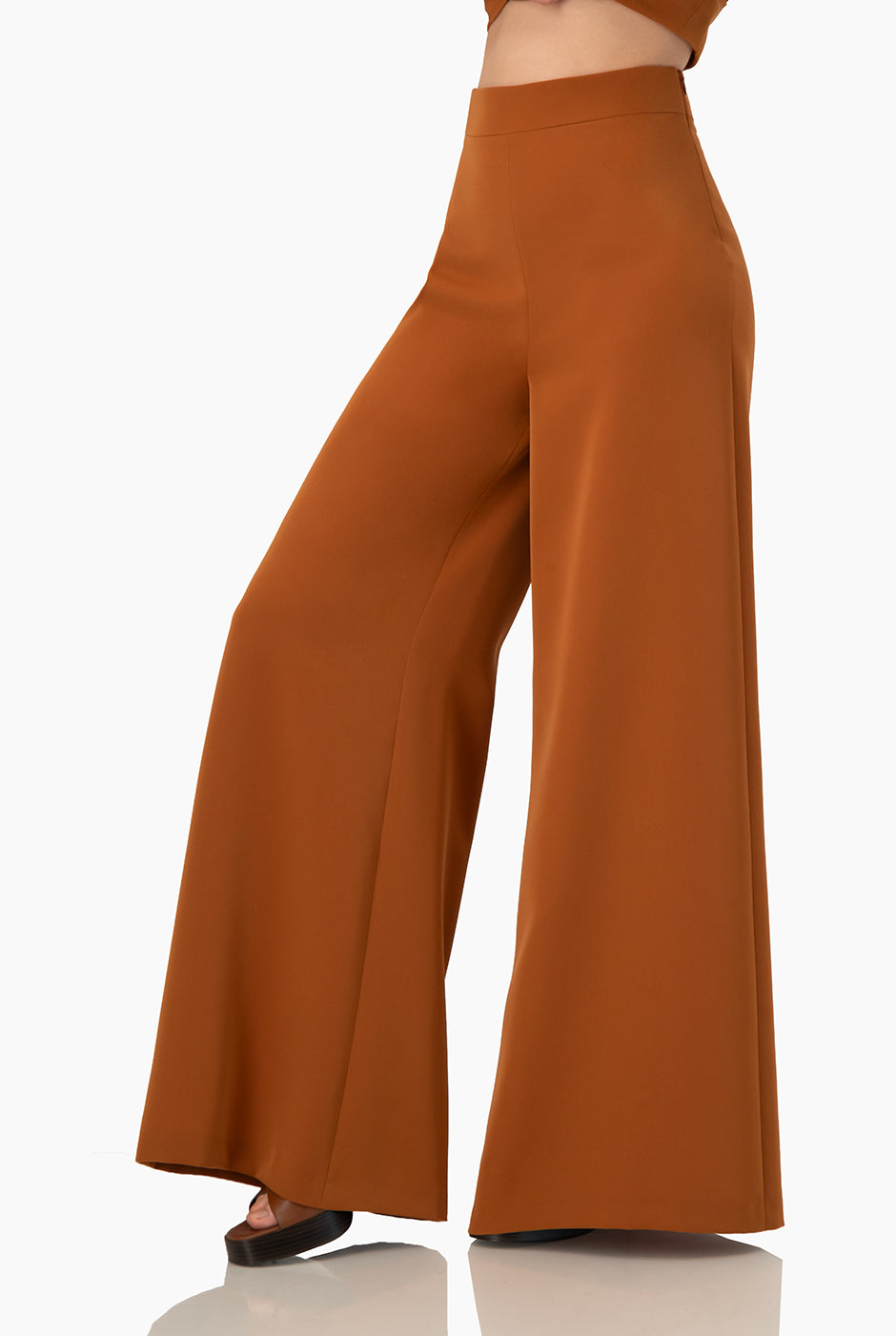 Pantalón café de pierna ancha sin bolsillos, elegante y suelto.