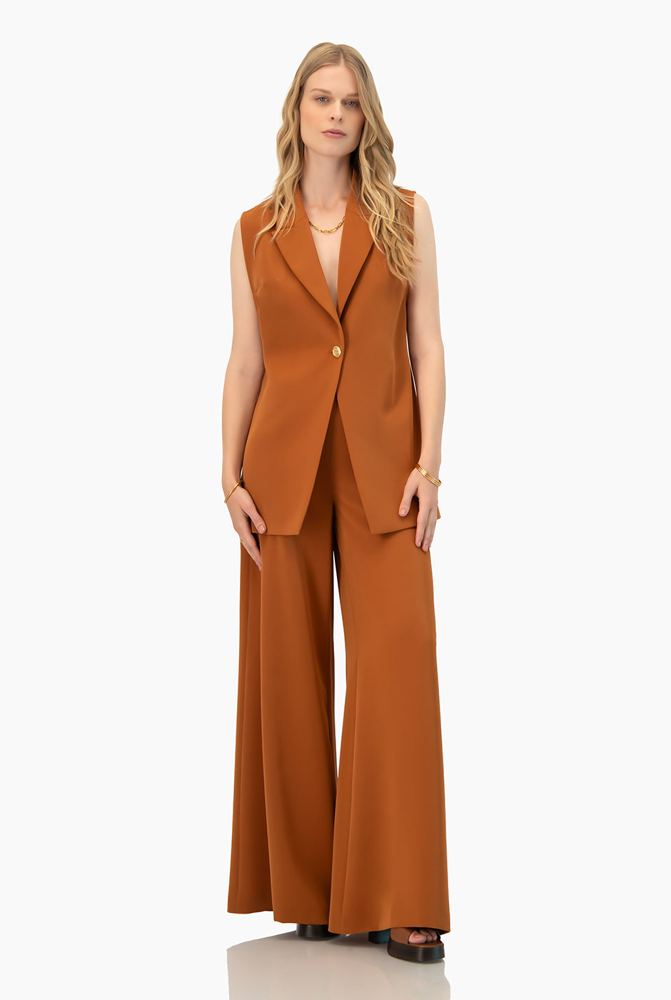 Pantalón café de pierna ancha sin bolsillos, elegante y suelto.