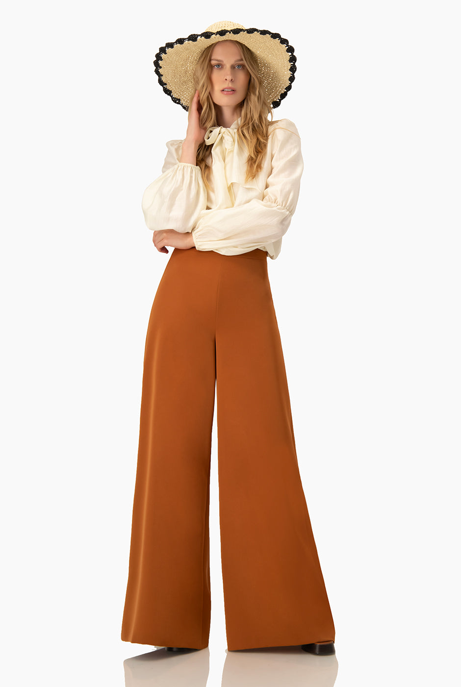 Pantalón café de pierna ancha sin bolsillos, elegante y suelto.
