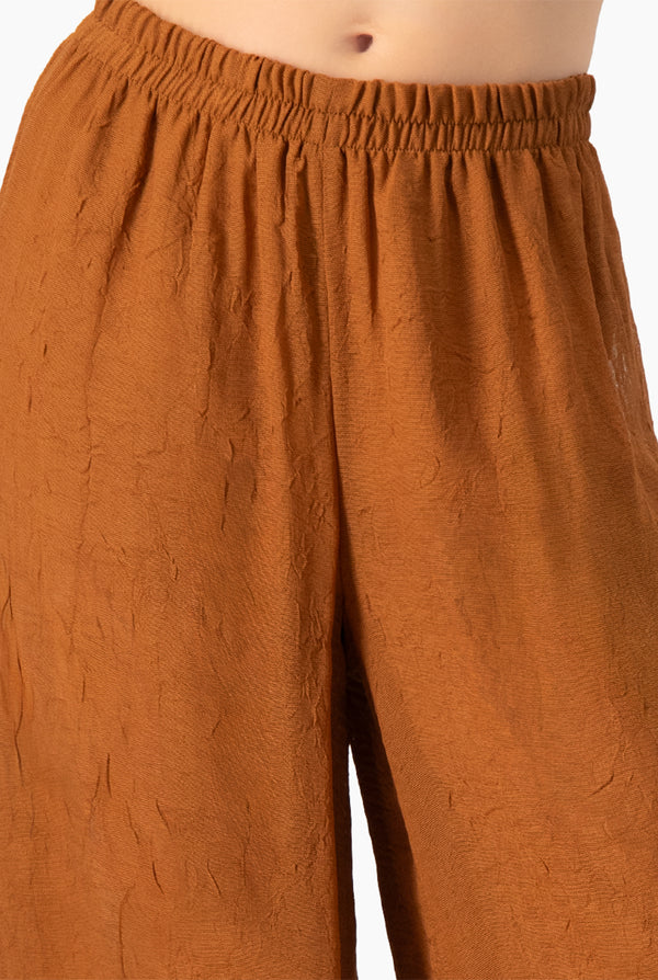 Pantalon cafe de pierna amplia