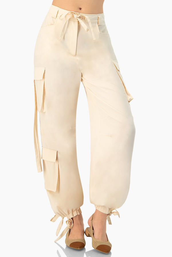 Pantalon liso cargo con cintas