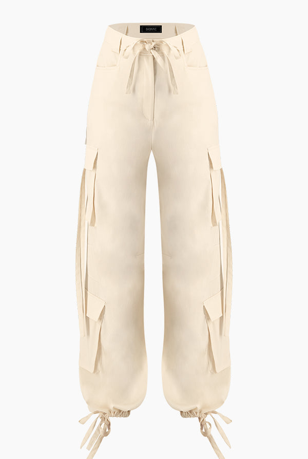 Pantalon liso cargo con cintas