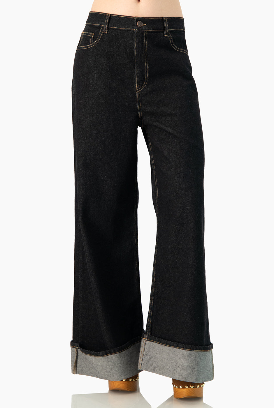 Jeans denim azul marino con dobladillo ancho y bolsillos de parche