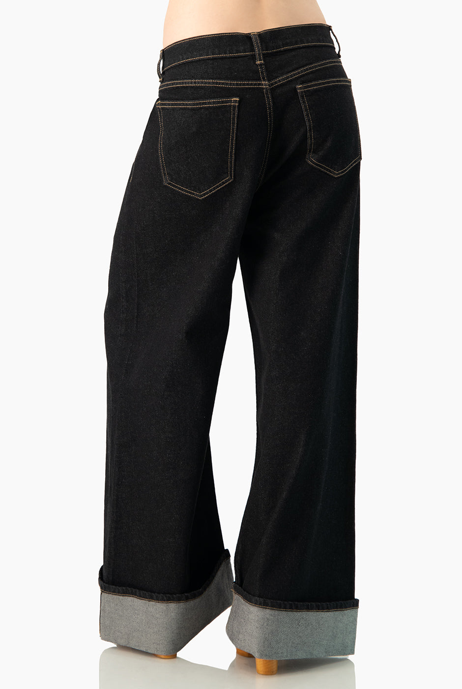 Jeans denim azul marino con dobladillo ancho y bolsillos de parche
