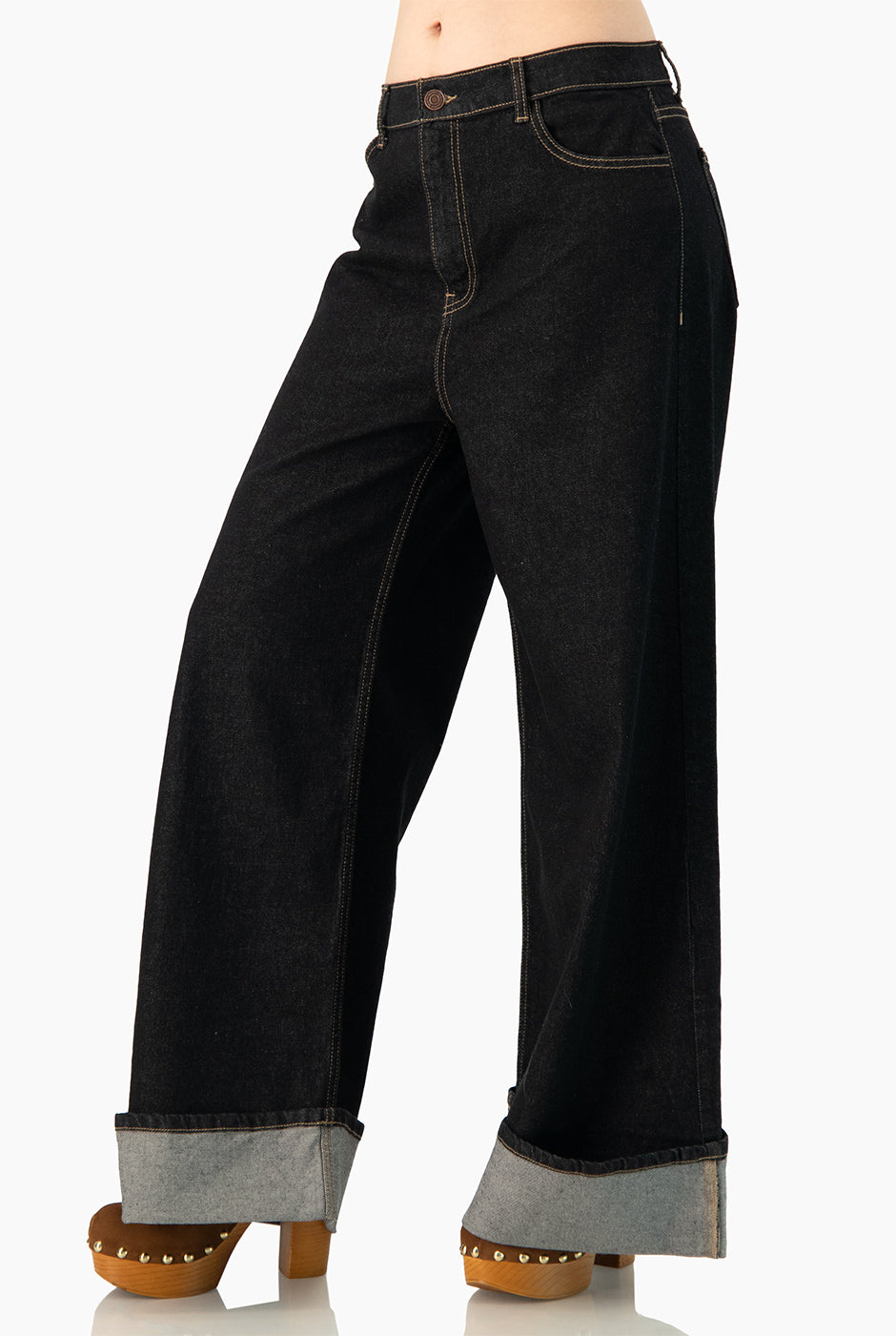 Jeans denim azul marino con dobladillo ancho y bolsillos de parche