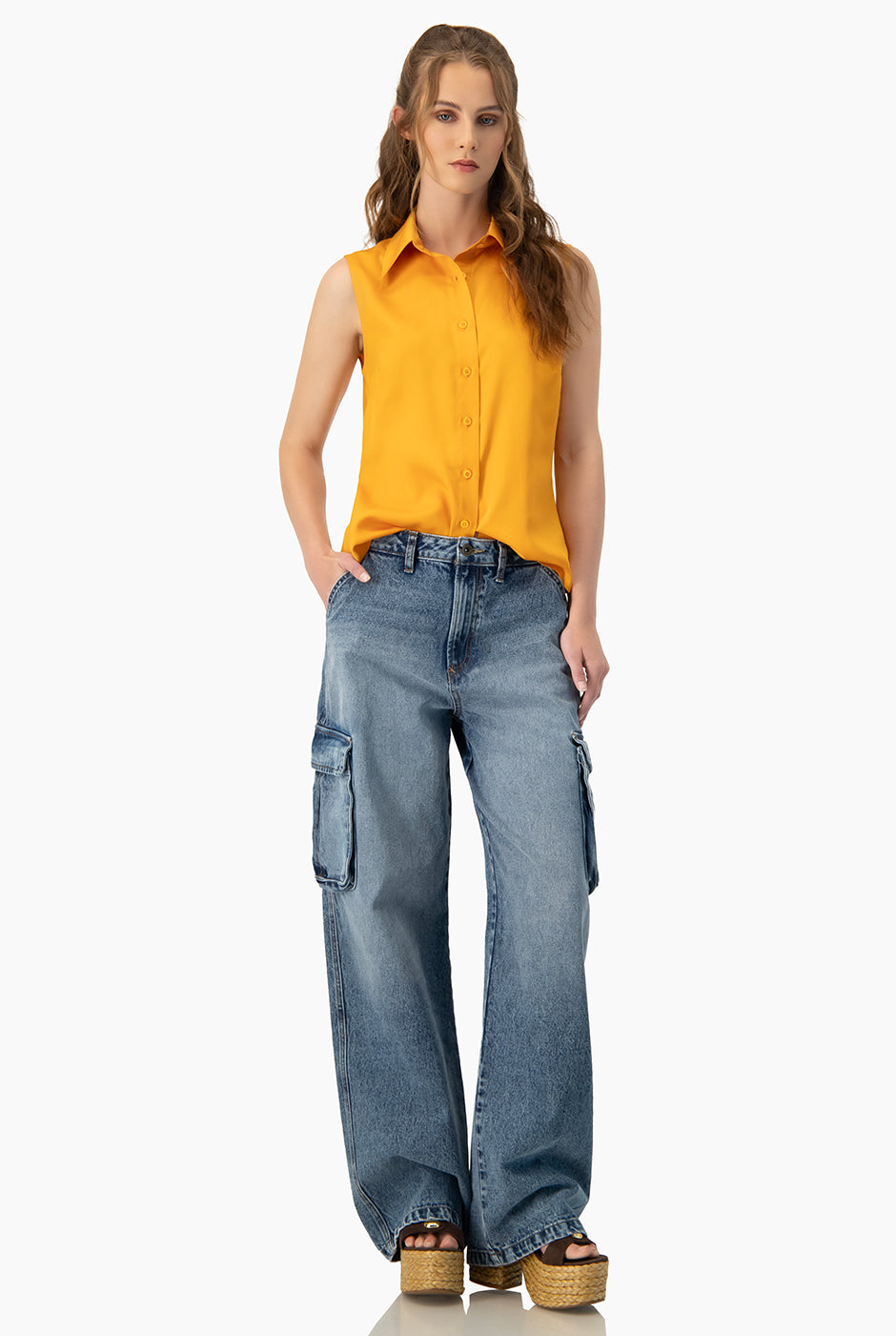 Jeans cargo azul con bolsillos grandes y cierre frontal