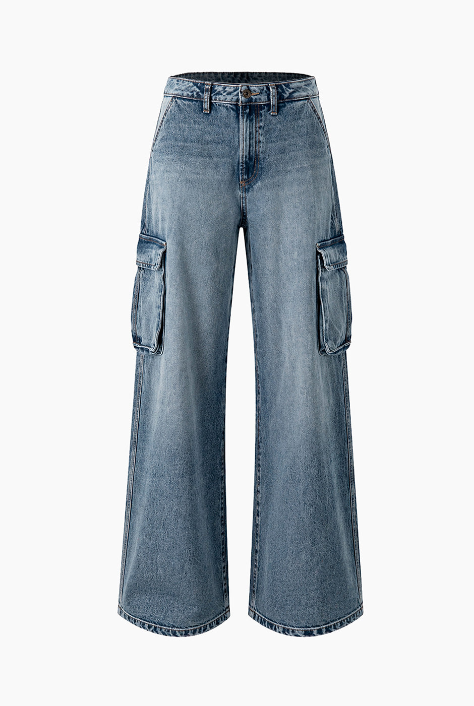 Jeans cargo azul con bolsillos grandes y cierre frontal