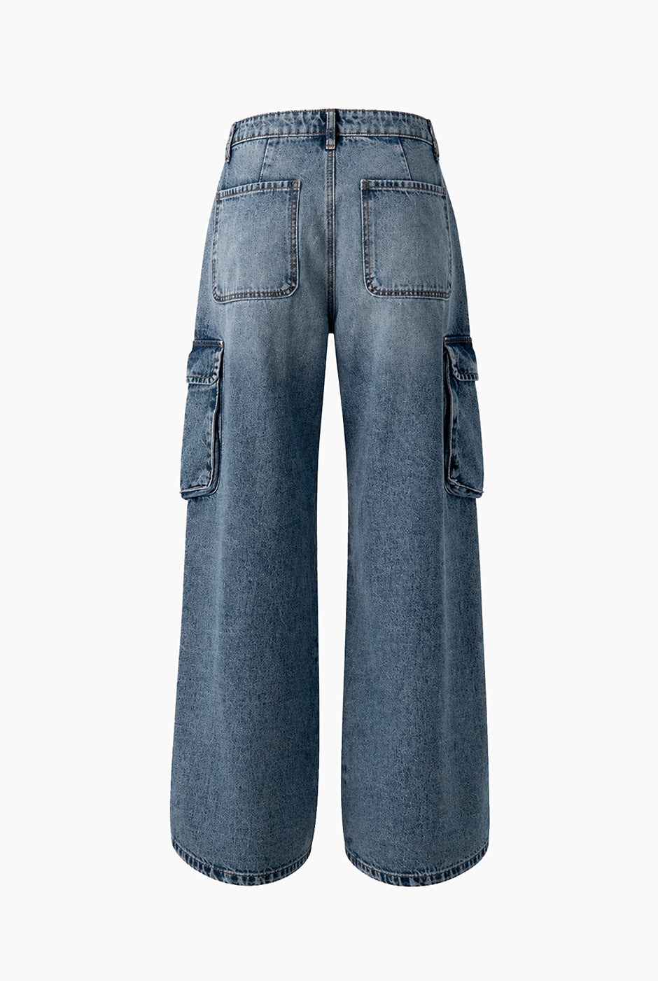 Jeans cargo azul con bolsillos grandes y cierre frontal
