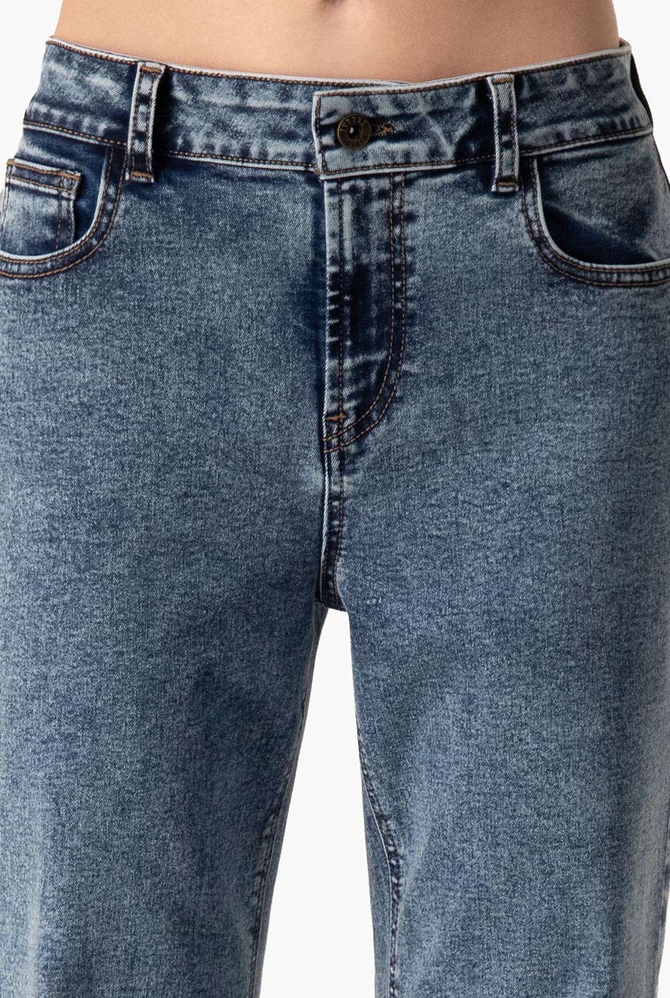Jeans denim semi campana azul claro con bolsillos traseros