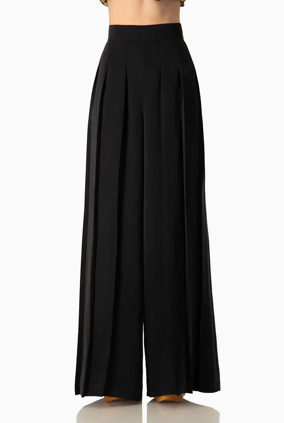 Pantalón palazzo negro con pinzas y bolsillos laterales