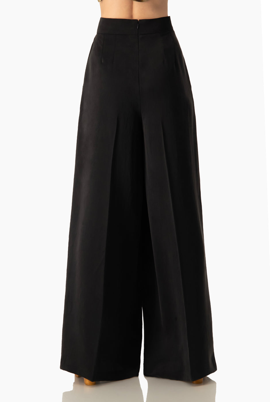 Pantalón palazzo negro con pinzas y bolsillos laterales
