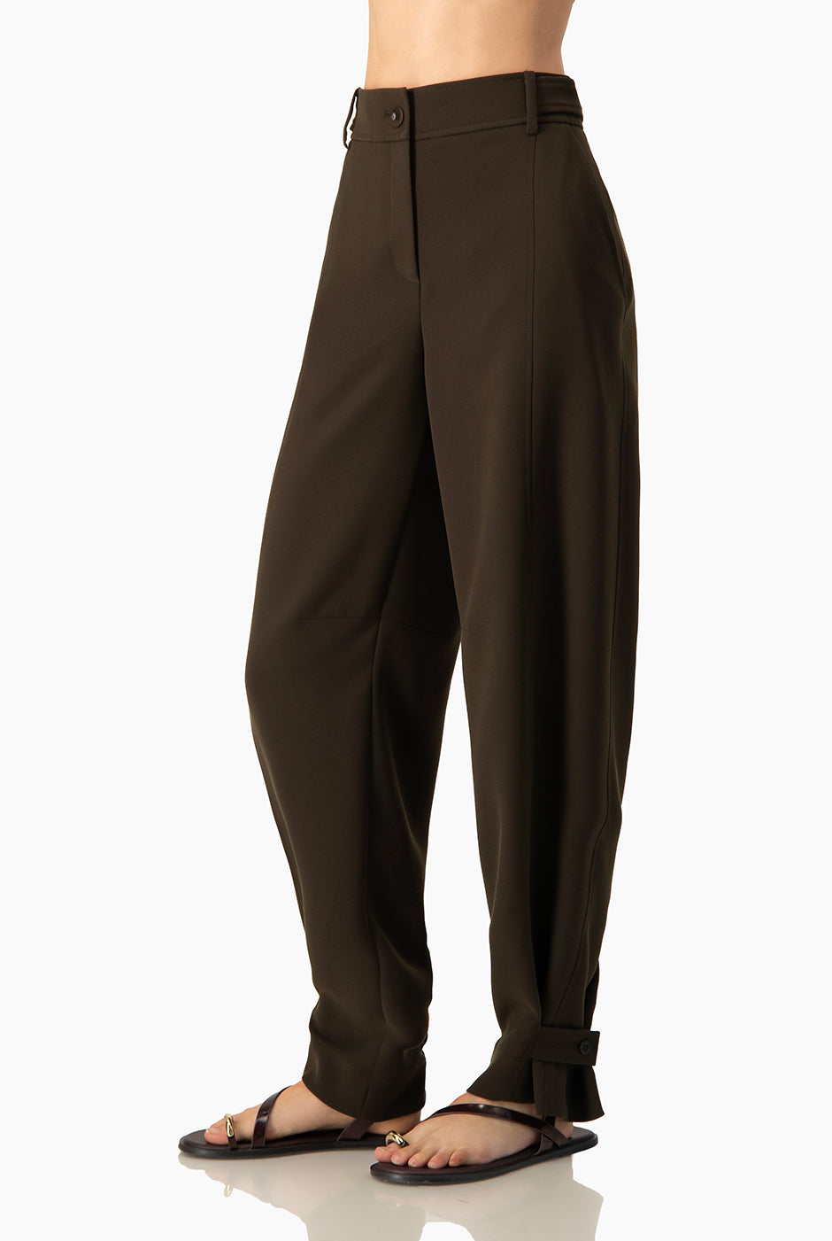 Pantalón recto verde olivo con charreteras y bolsillos