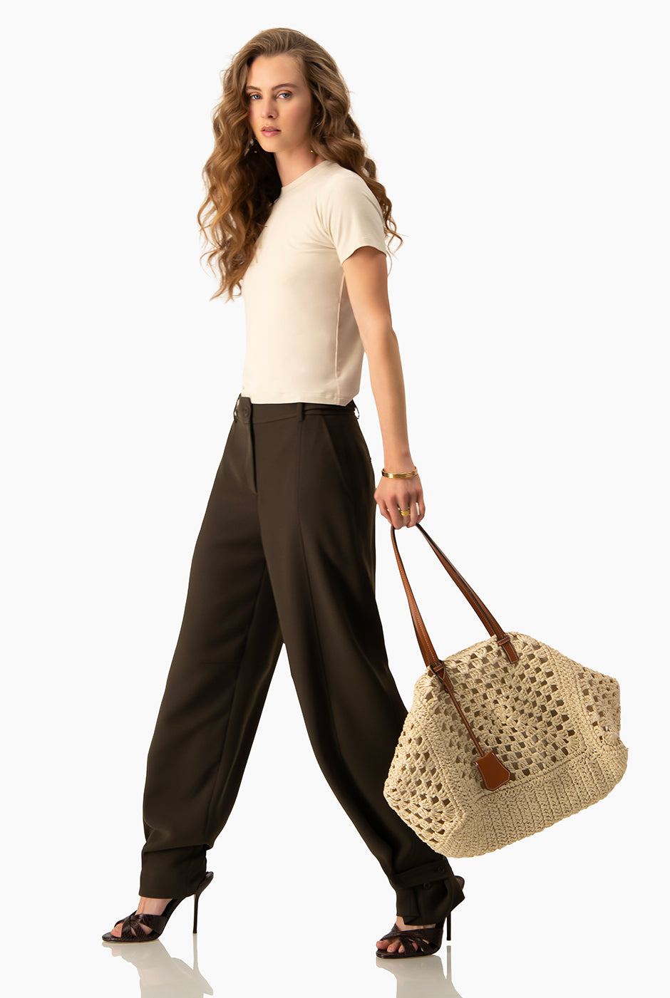 Pantalón recto verde olivo con charreteras y bolsillos