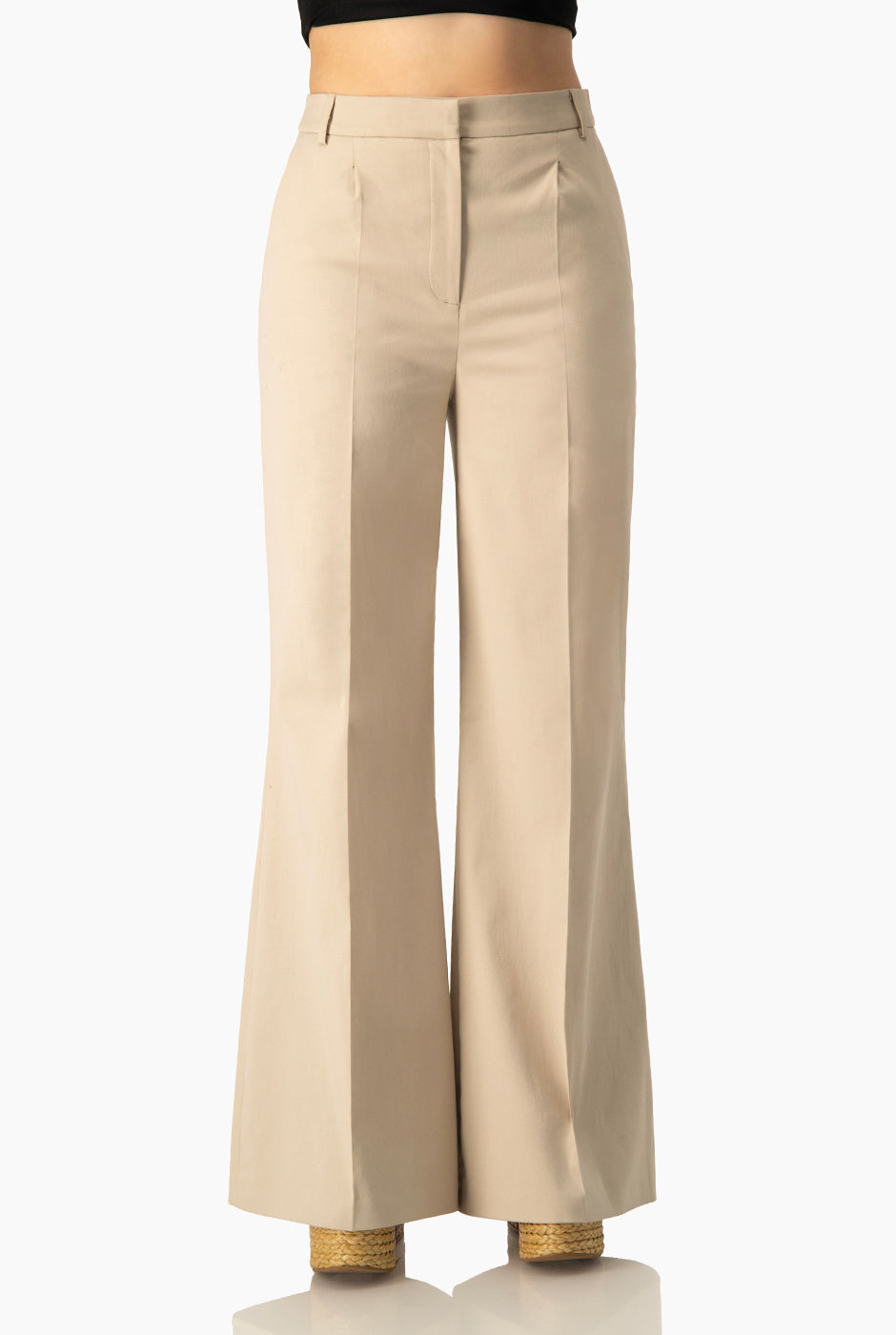 Pantalón beige de pierna ancha con bolsillos