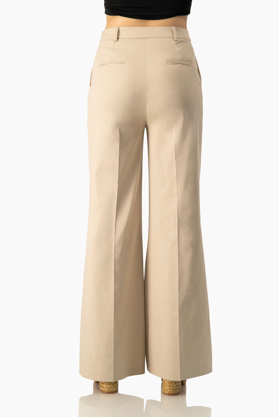 Pantalón beige de pierna ancha con bolsillos