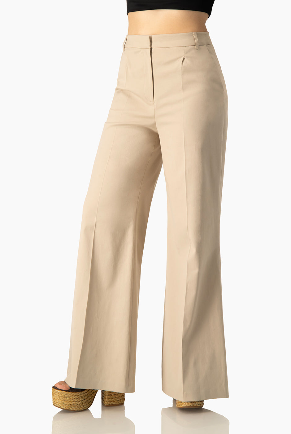 Pantalón beige de pierna ancha con bolsillos