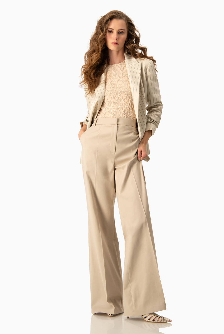 Pantalón beige de pierna ancha con bolsillos