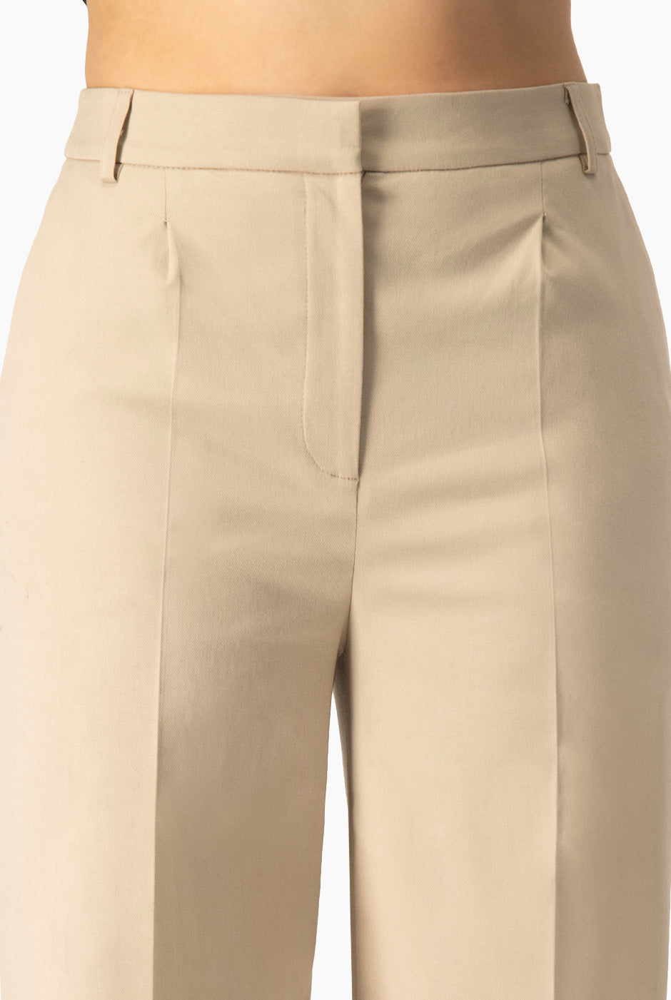 Pantalón beige de pierna ancha con bolsillos