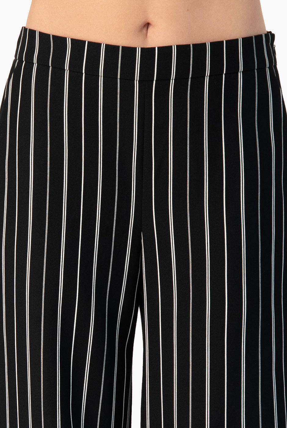 Pantalón negro a rayas con pierna ancha y dobladillo amplio