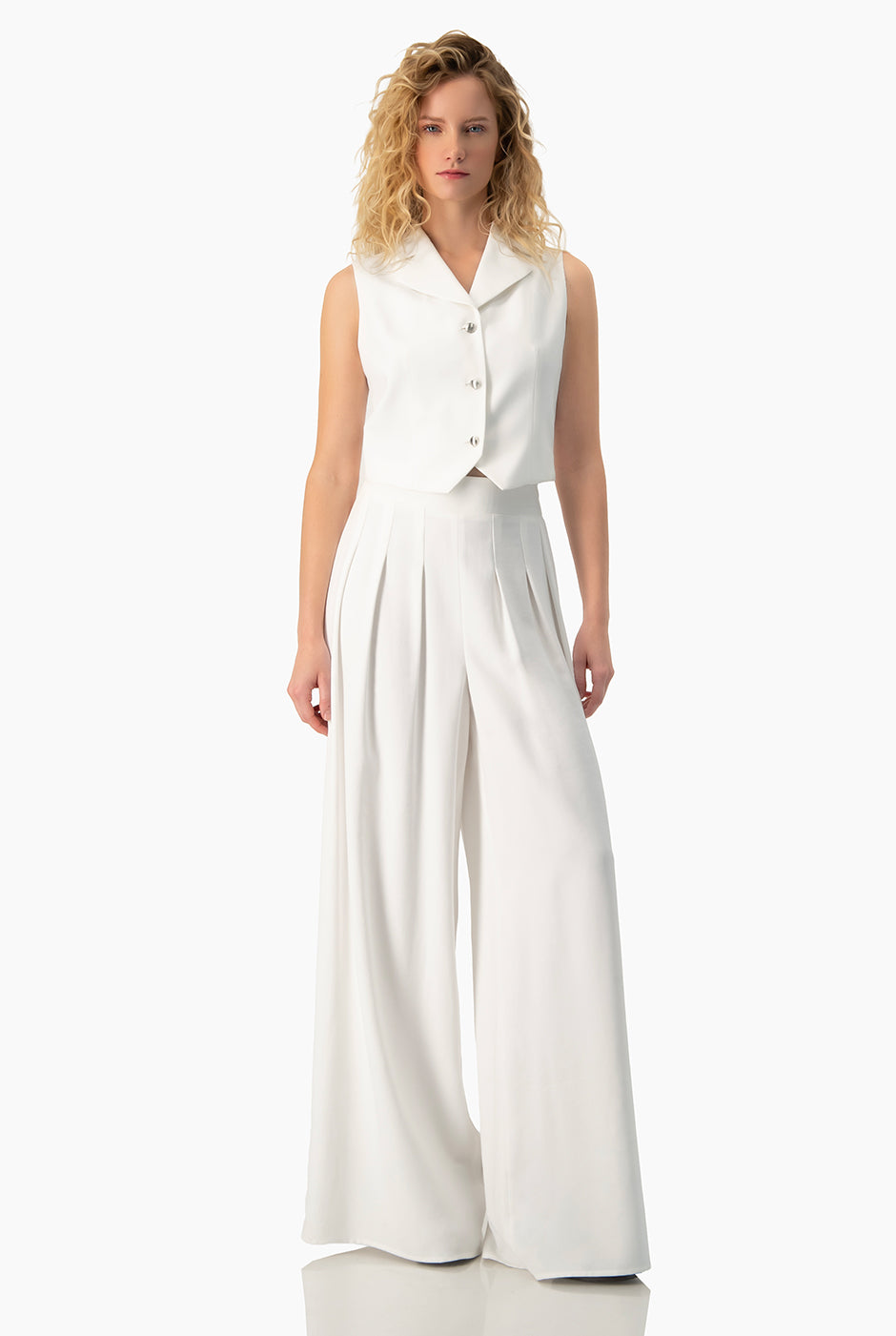 Pantalón blanco con pinzas y pierna amplia, estilo elegante