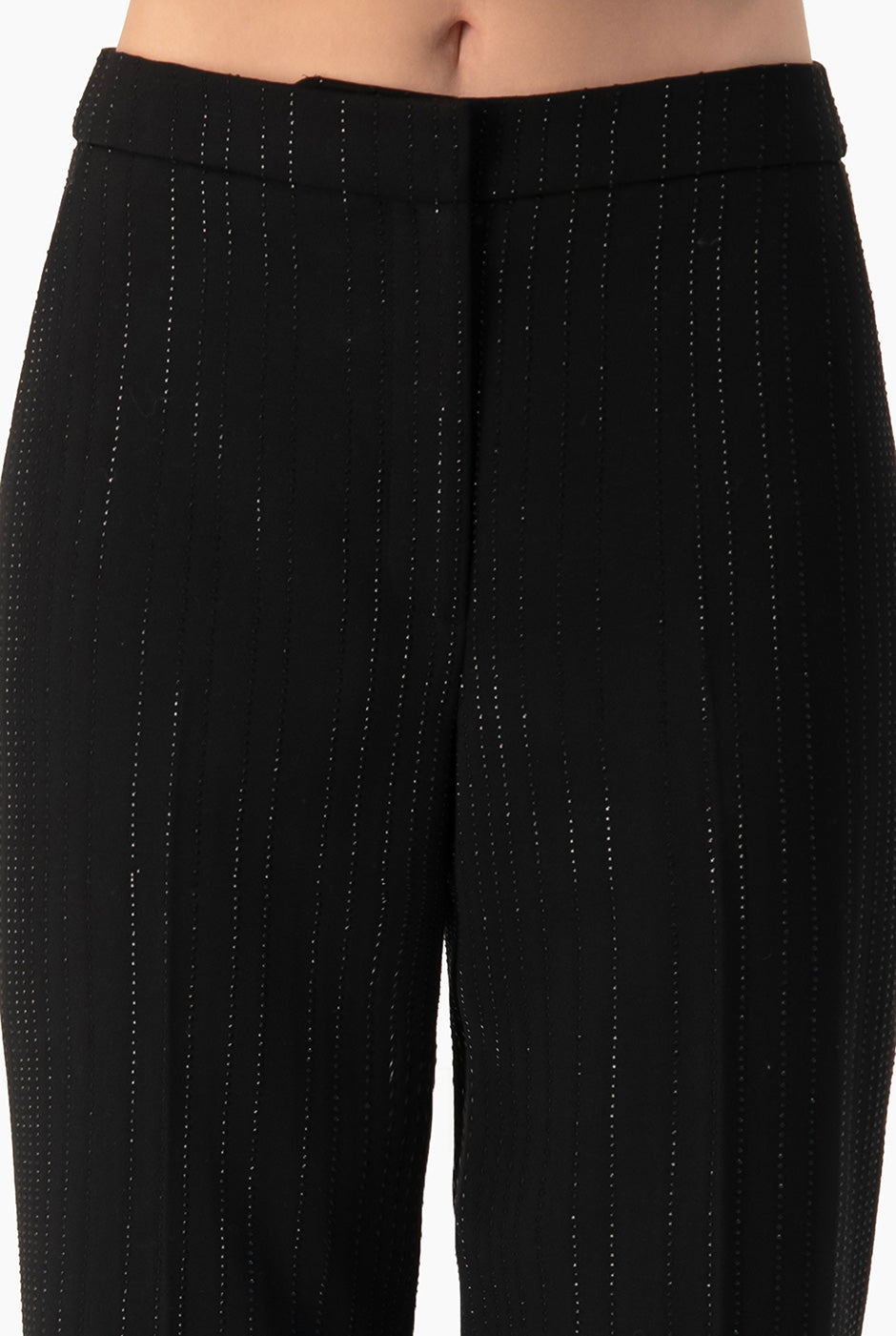 Pantalón capri negro con bolsillos laterales y rayas verticales discretas