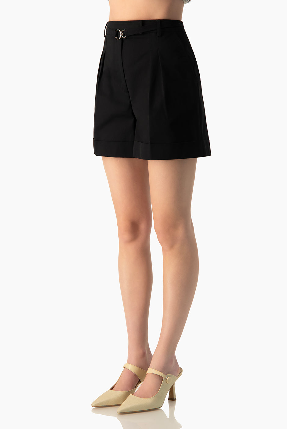 Short negro con pinzas frontales y cinturón