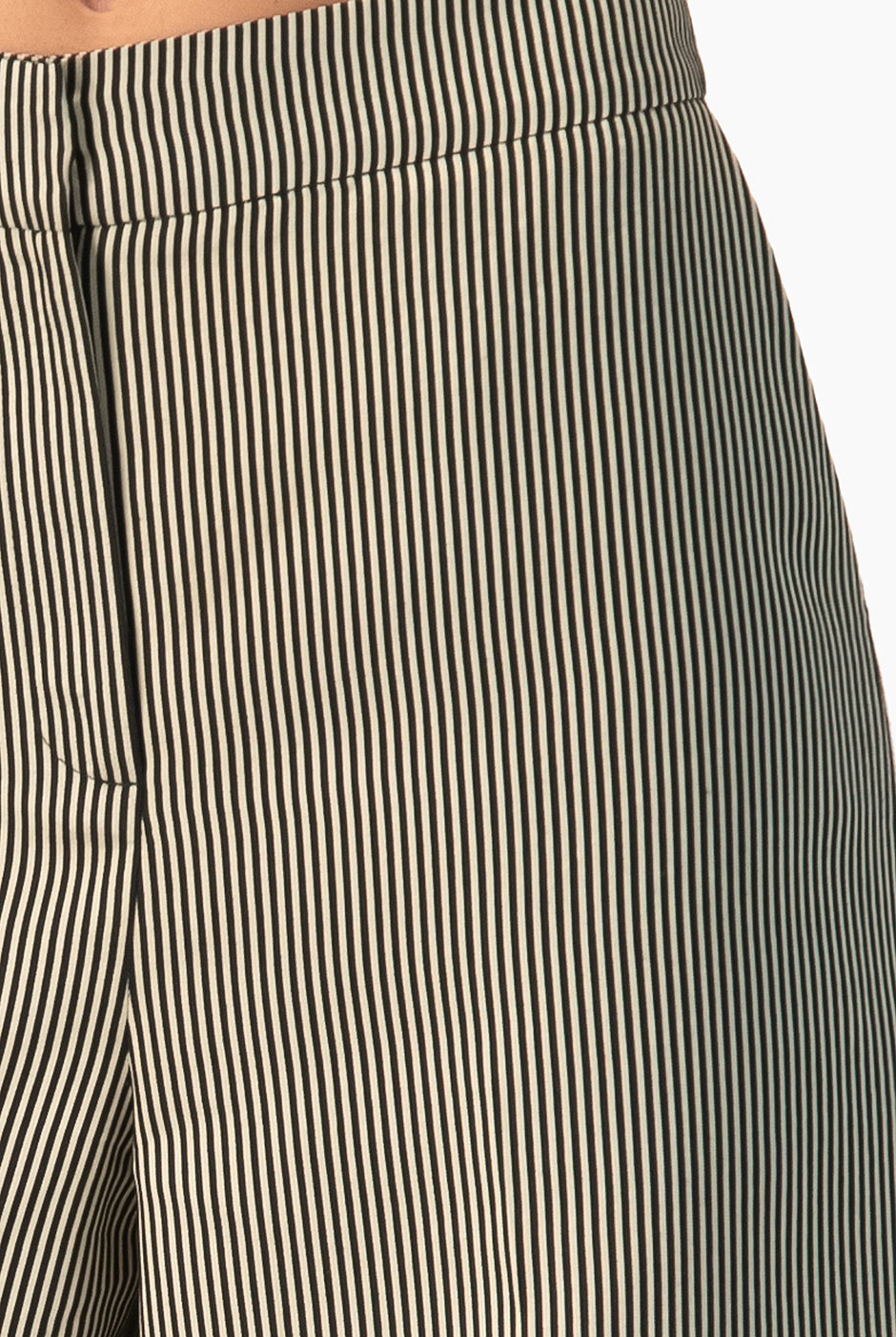 Pantalón Ivonne negro con estampado de rayas y bolsillos laterales