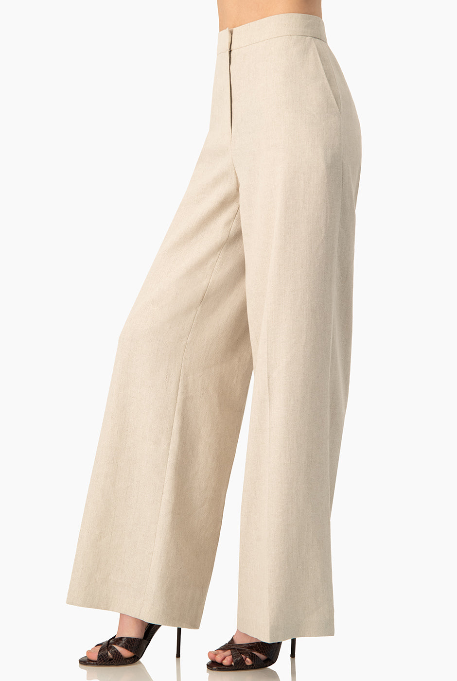 Pantalón recto Ivonne beige con bolsillos y cierre oculto