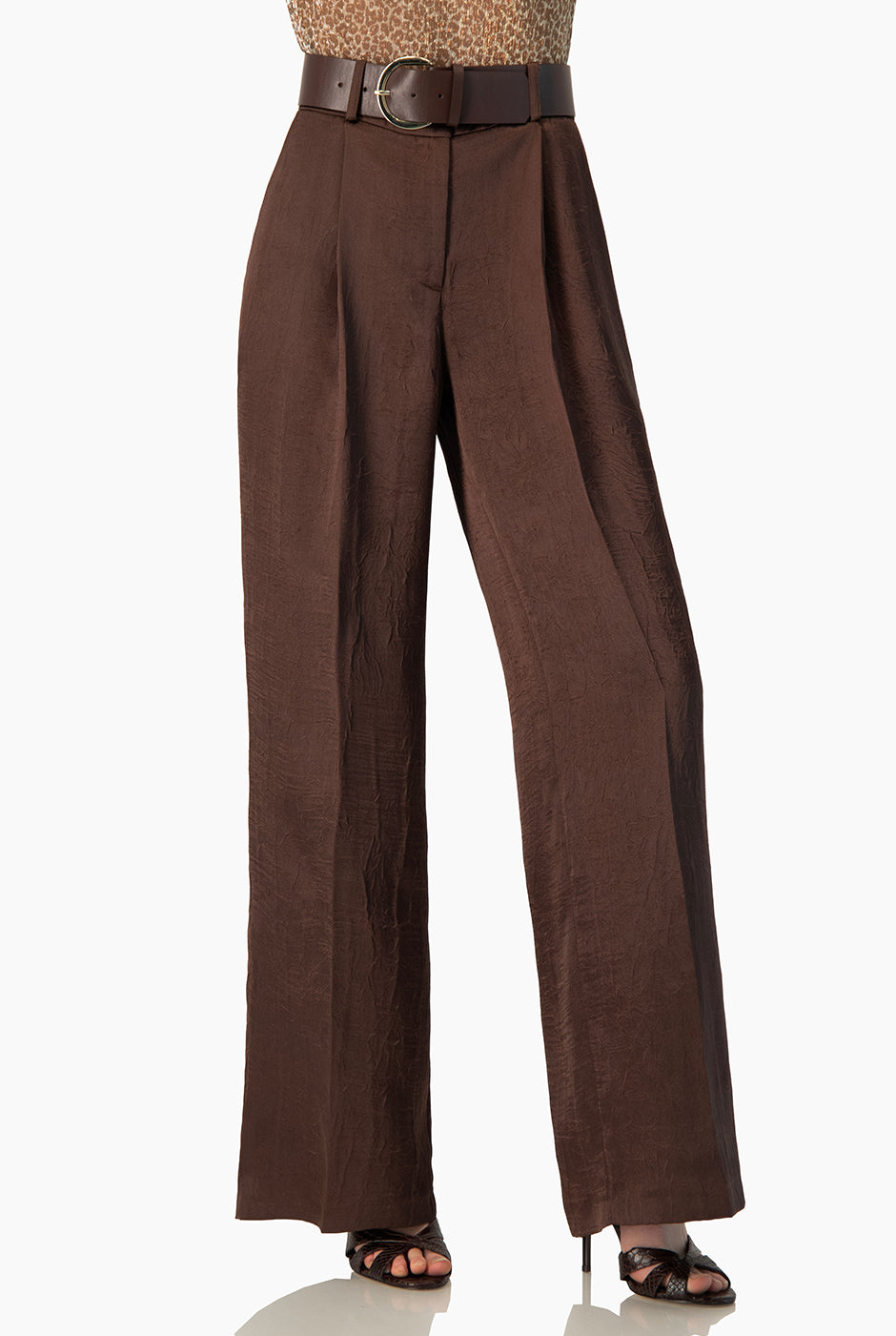 Pantalón Ivonne café con pinzas y cinturón