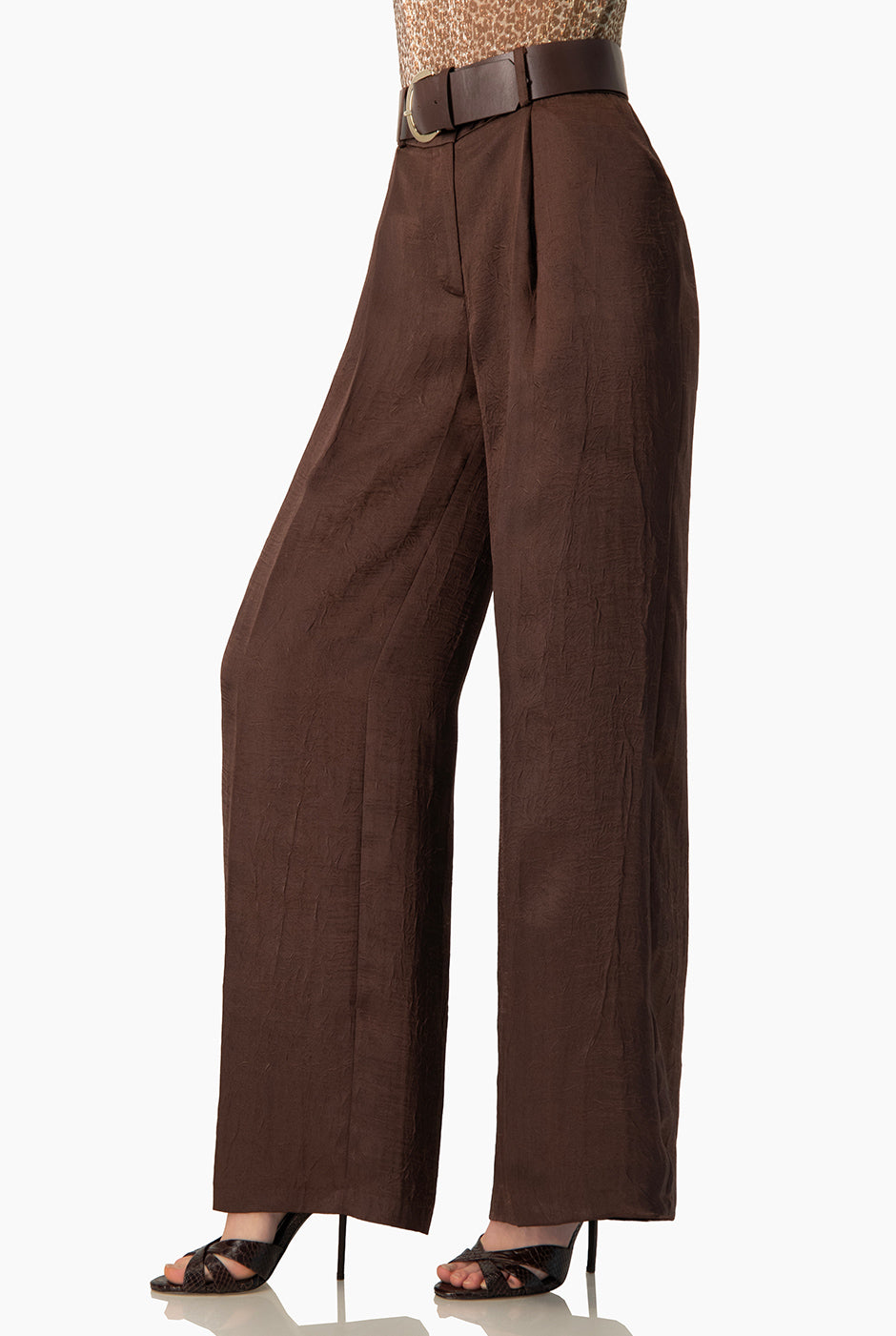 Pantalón Ivonne café con pinzas y cinturón