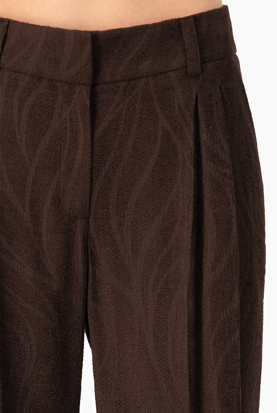 Pantalón Ivonne recto café con pinzas y bolsillos