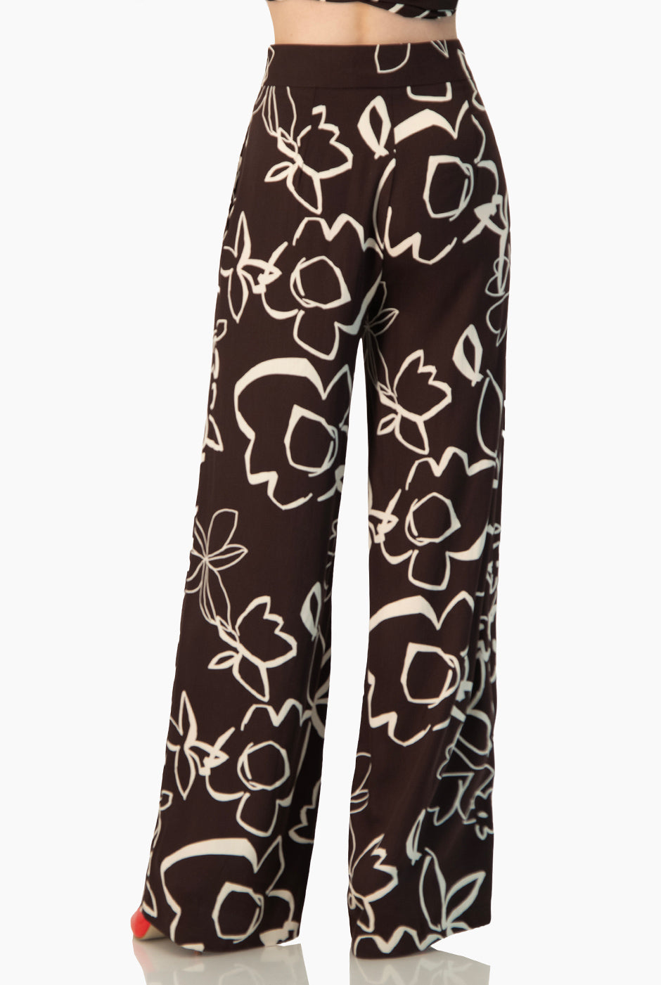 Pantalón Ivonne café con estampado floral y bolsillos