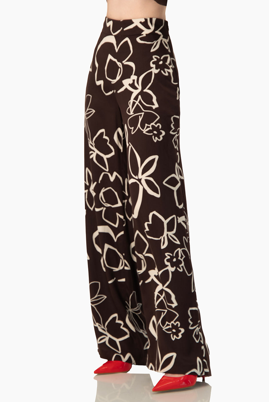 Pantalón Ivonne café con estampado floral y bolsillos