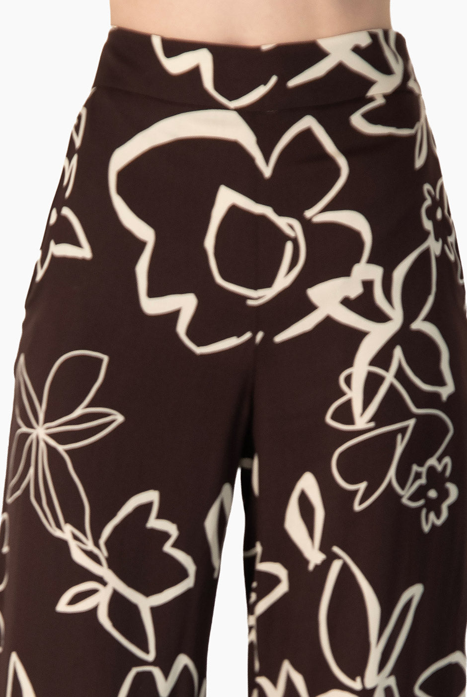 Pantalón Ivonne café con estampado floral y bolsillos