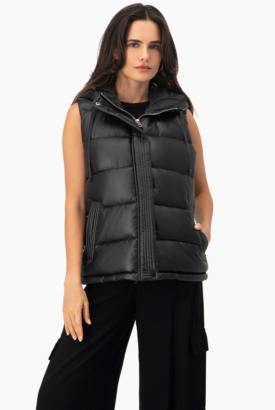 Chaleco negro acolchado con capucha y bolsillos laterales