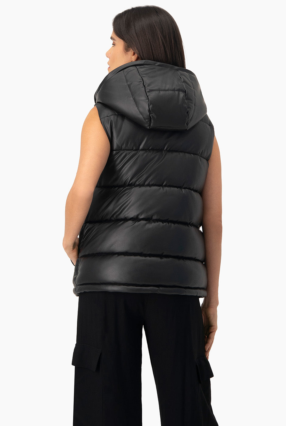 Chaleco negro acolchado con capucha y bolsillos laterales