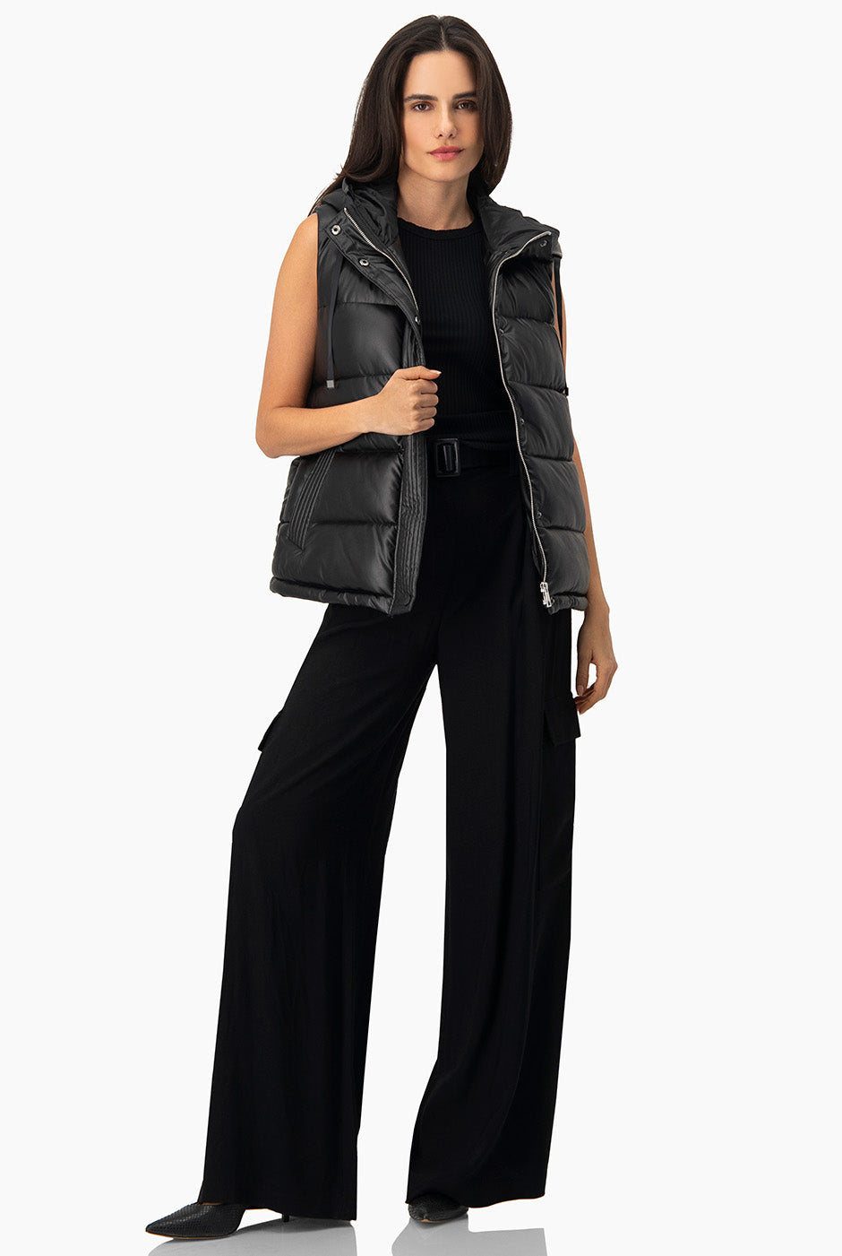 Chaleco negro acolchado con capucha y bolsillos laterales