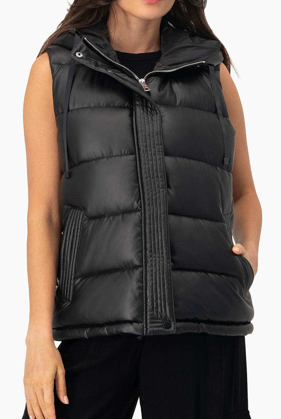 Chaleco negro acolchado con capucha y bolsillos laterales