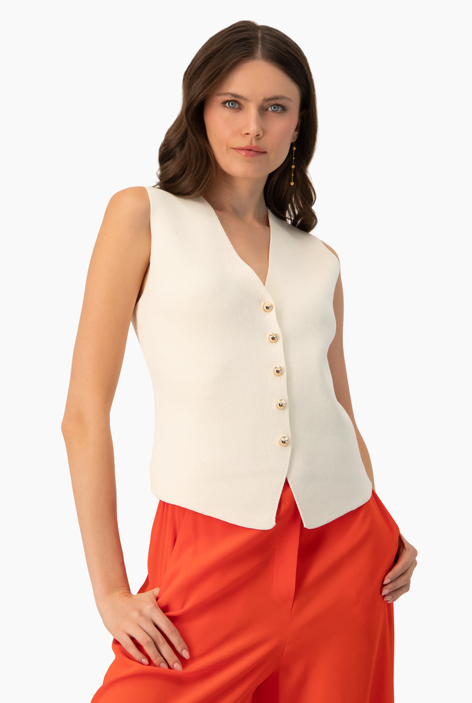 Chaleco sastreado natural con botones dorados