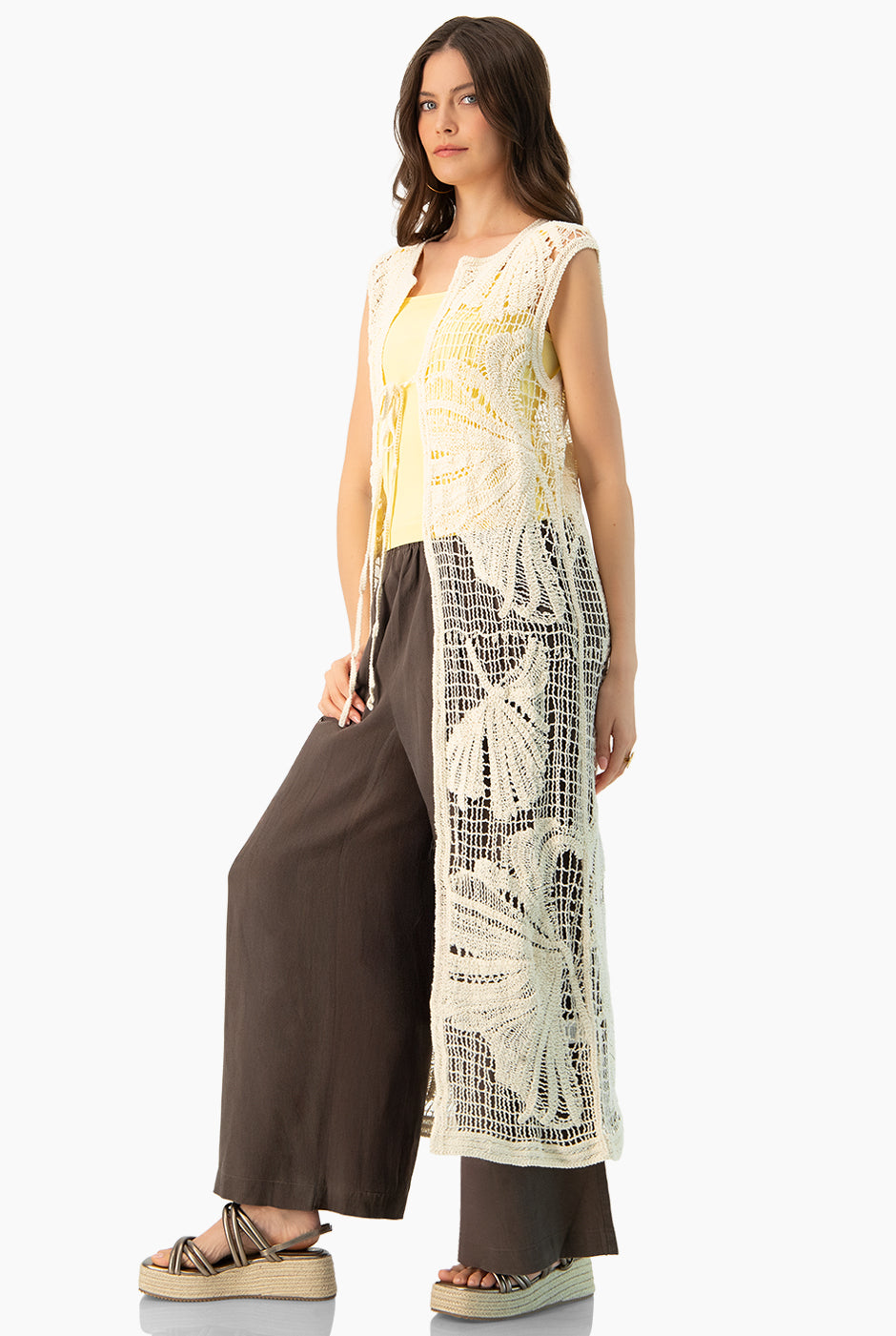 Chaleco largo tejido con flores calado y cintas de amarre