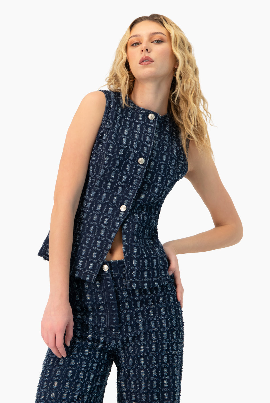Chaleco denim azul marino sin mangas con botones frontales