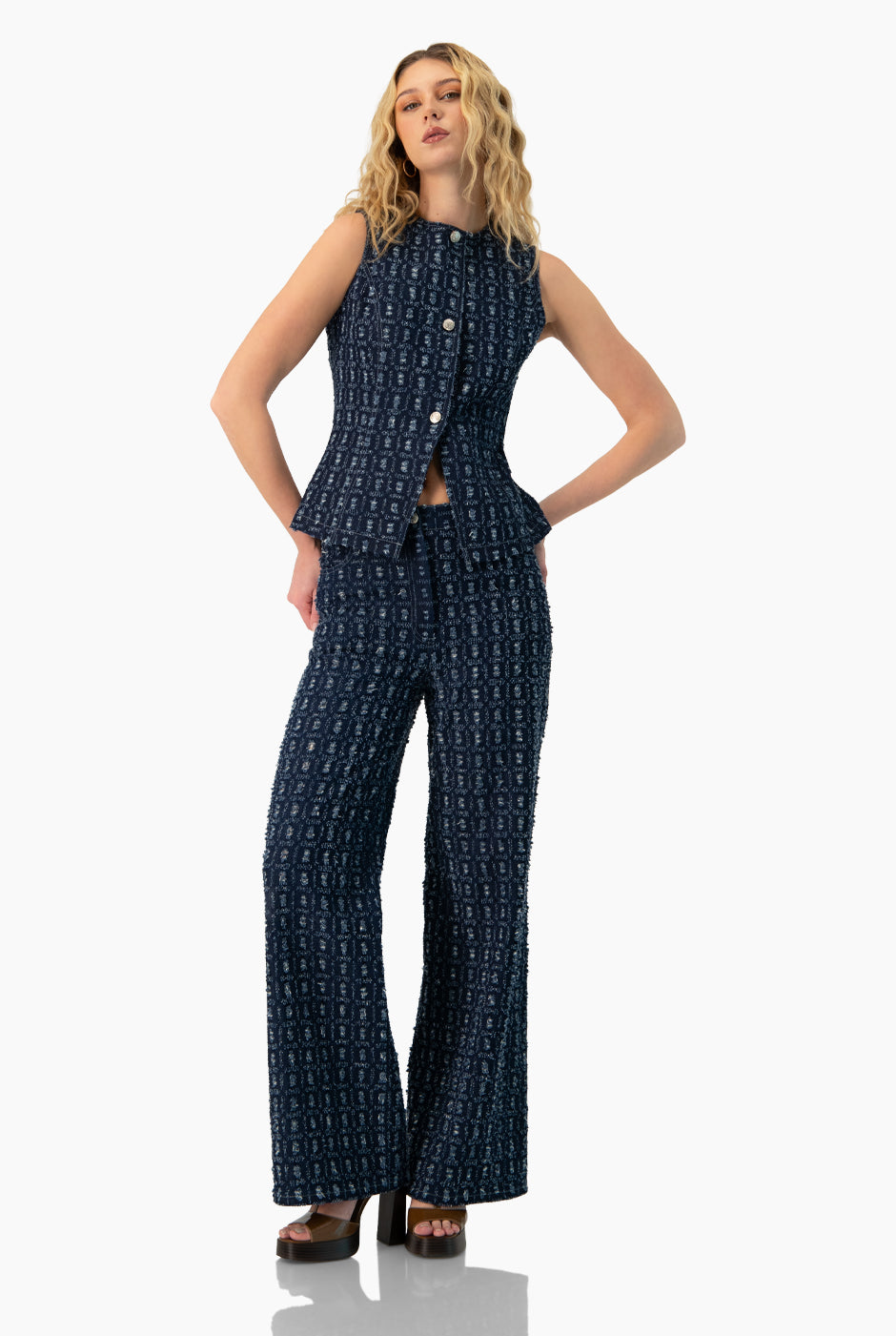 Chaleco denim azul marino sin mangas con botones frontales