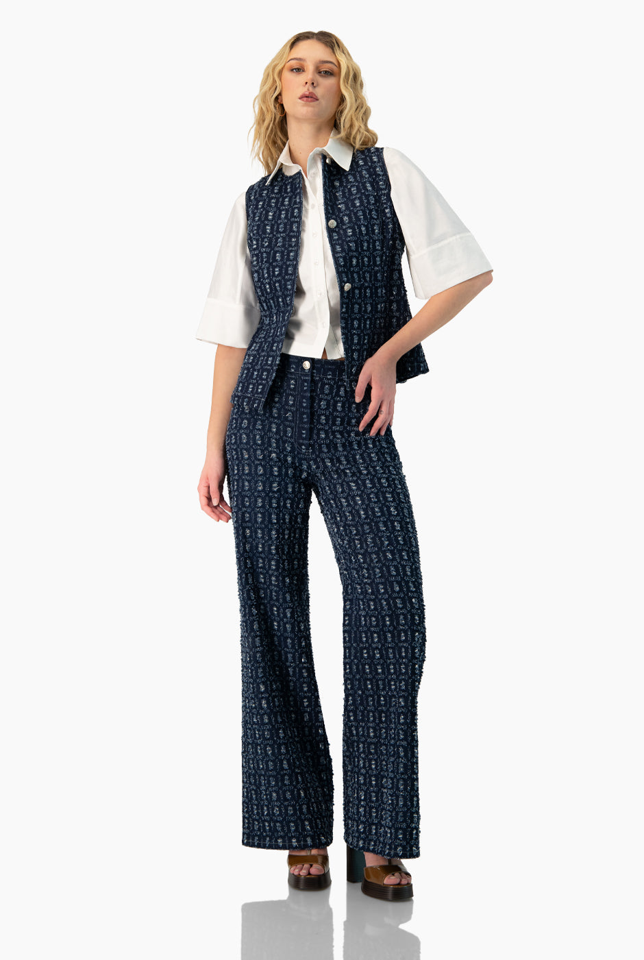 Chaleco denim azul marino sin mangas con botones frontales