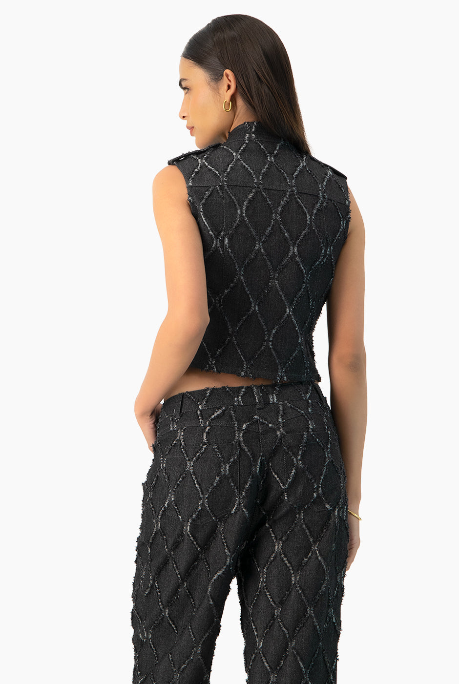 Chaleco denim negro con detalles de destrucción y botones frontales