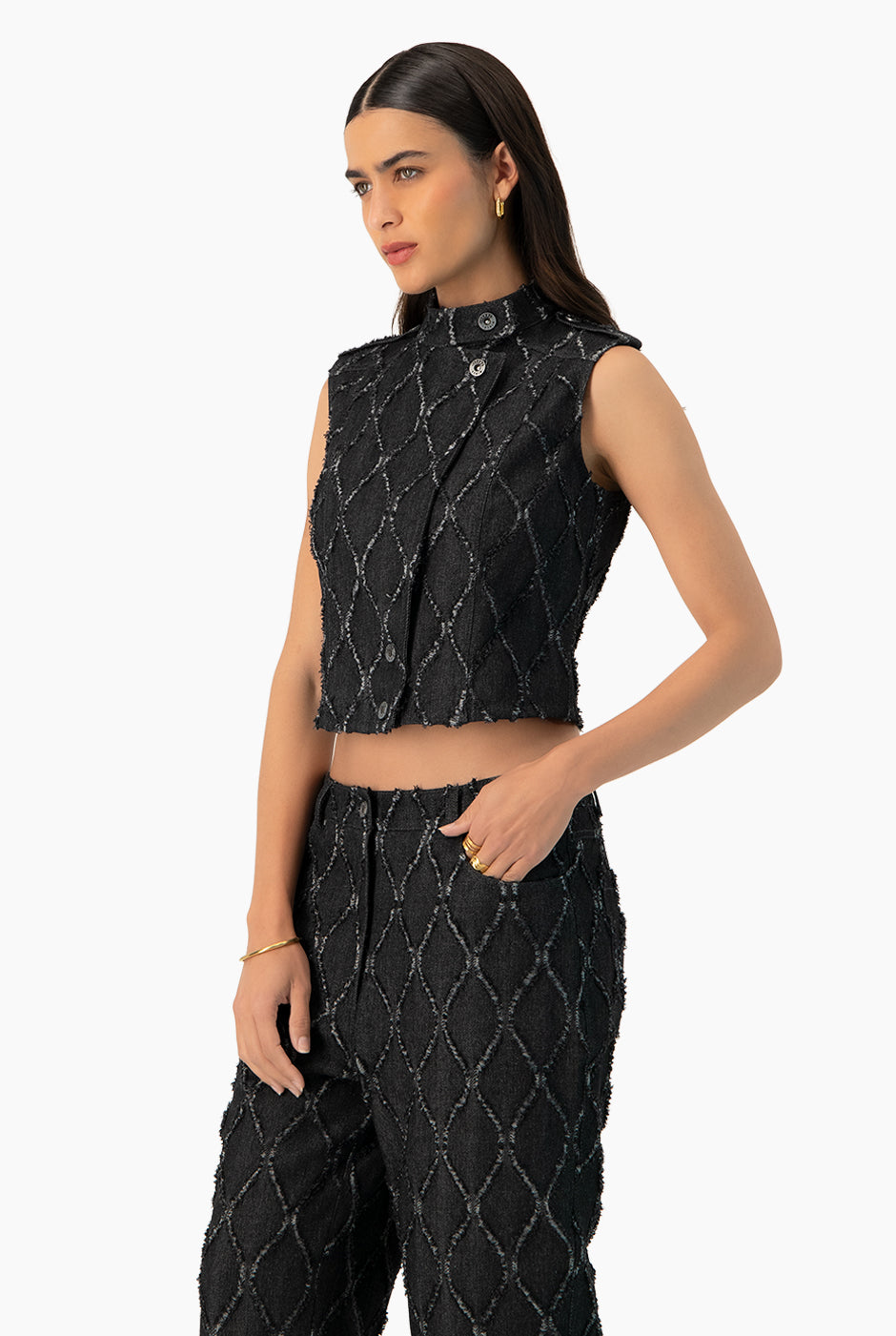 Chaleco denim negro con detalles de destrucción y botones frontales