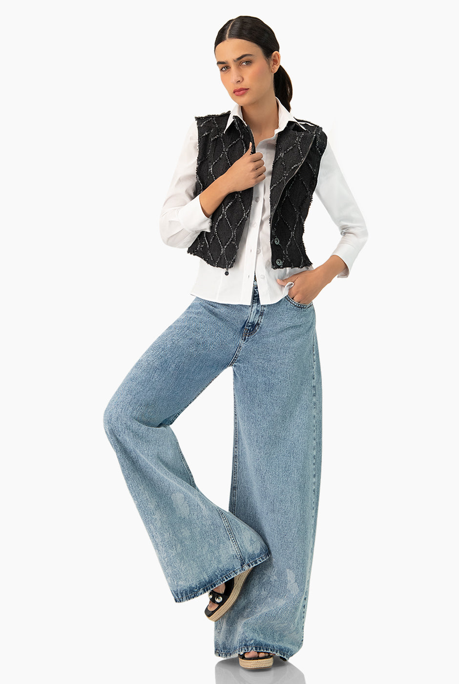 Chaleco denim negro con detalles de destrucción y botones frontales