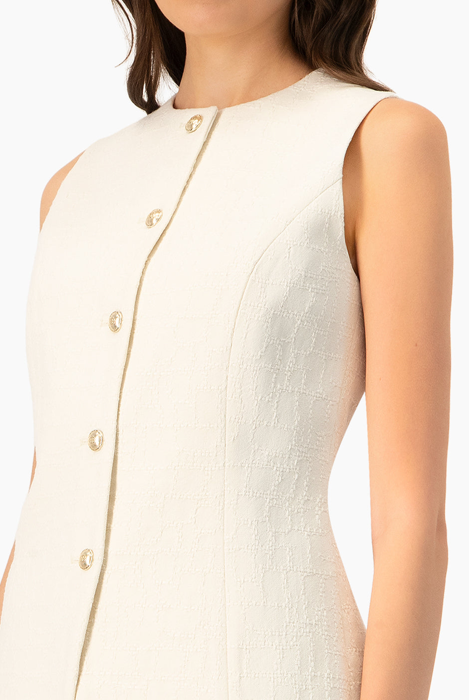 Chaleco marfil elegante con botones frontales