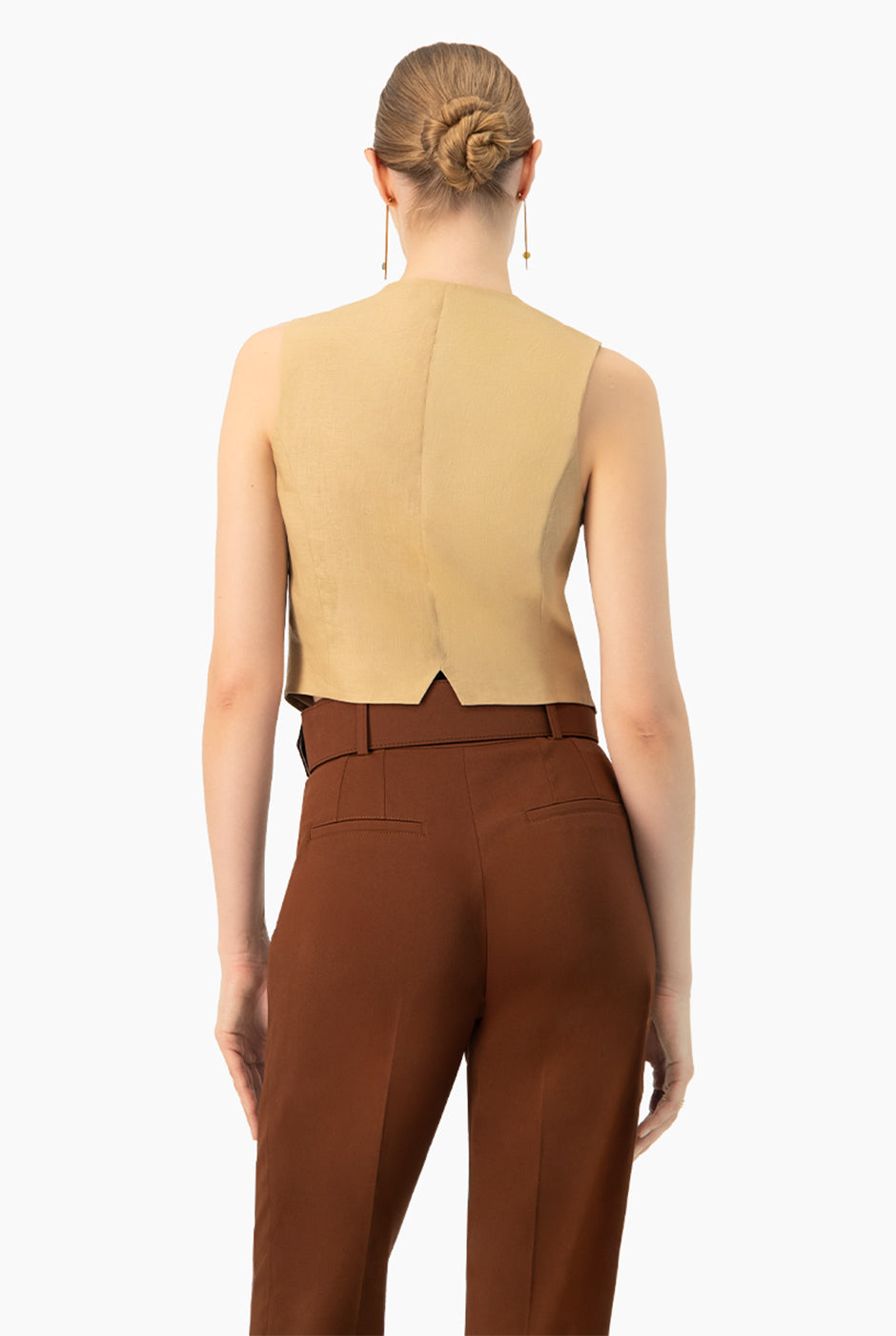 Chaleco beige formal con bolsillos simulados y botones