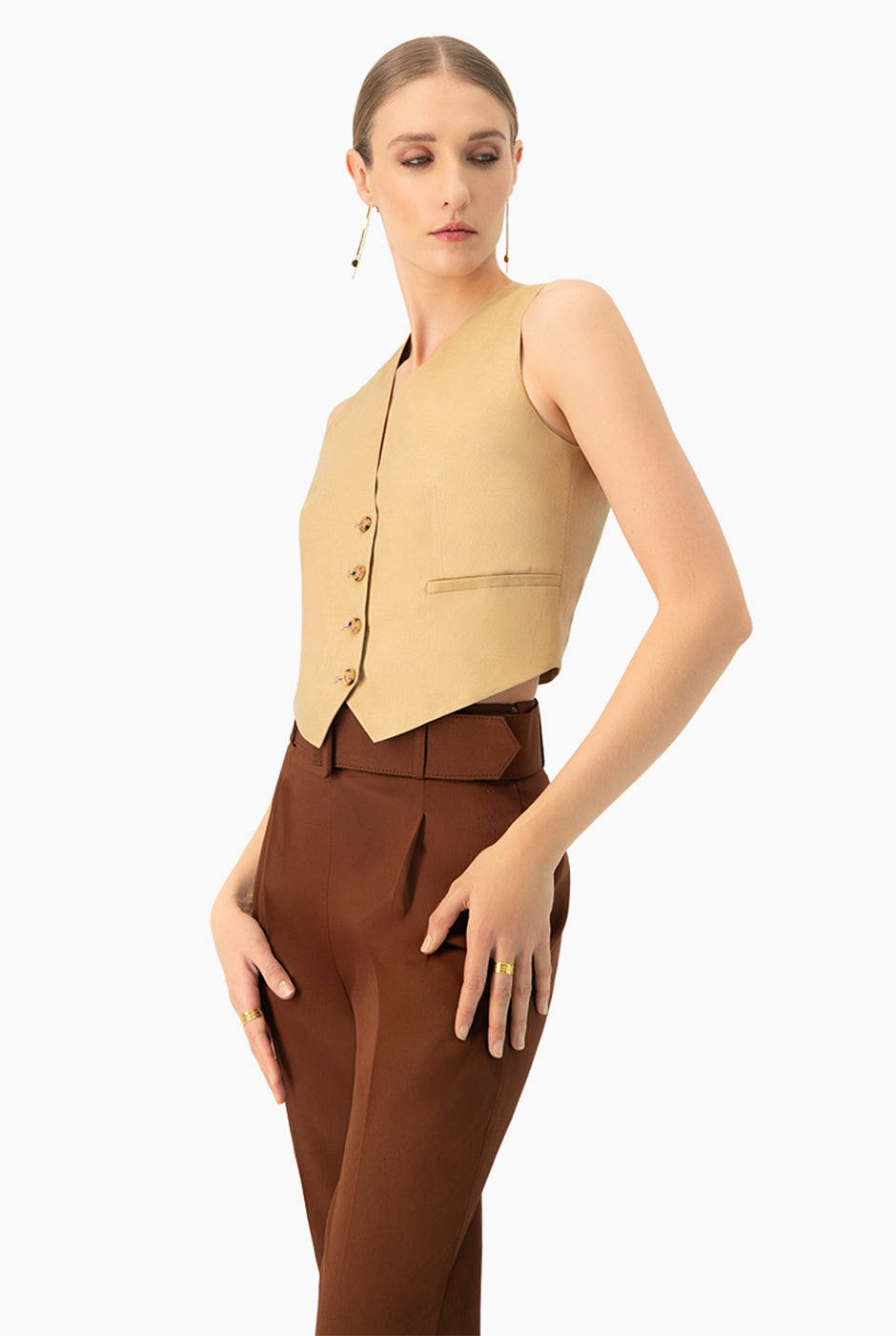 Chaleco beige formal con bolsillos simulados y botones