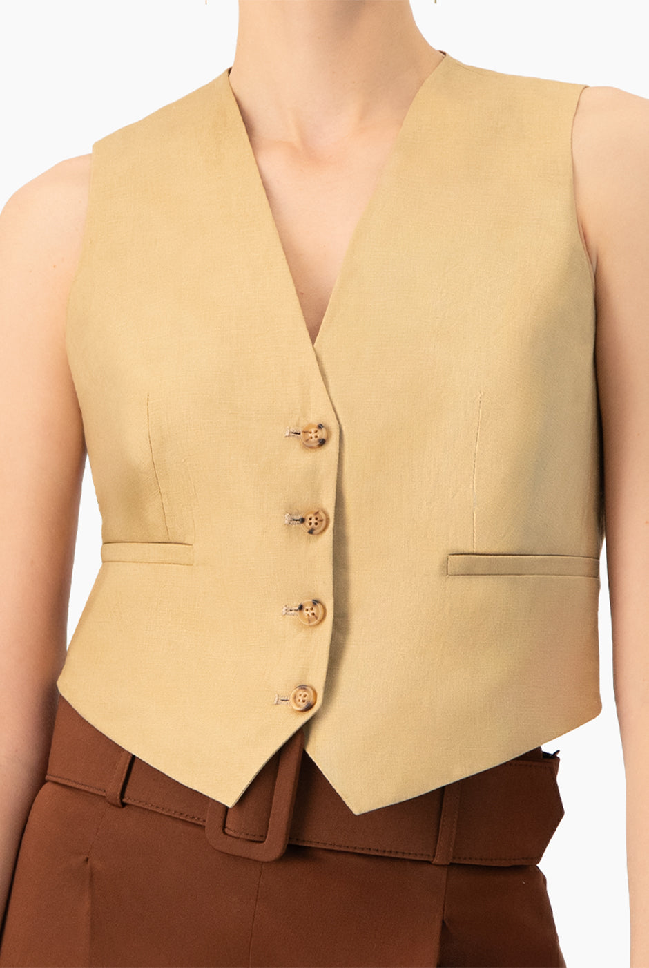 Chaleco beige formal con bolsillos simulados y botones